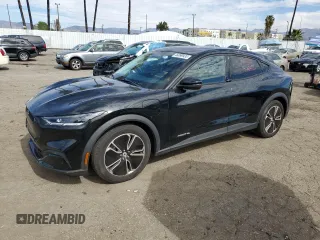 2022 Ford Mustang Mach-E Select z VIN 3FMTK1SS7NMA20418, wystawiony jako Copart lot #46099935 z przebiegiem 13 390 mil mil oraz Szkody całkowita. Historia ofert i sprzedaży dostępna na DreamBid. Obrazek 1.