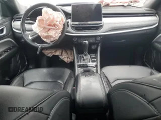 2024 Jeep Compass Latitude Lux z VIN 3C4NJDFN4RT134099, wystawiony jako Copart lot #58906095 z przebiegiem 4 257 mil mil oraz Szkoda całkowita • Salvage title. Historia ofert i sprzedaży dostępna na DreamBid. Obrazek 8.