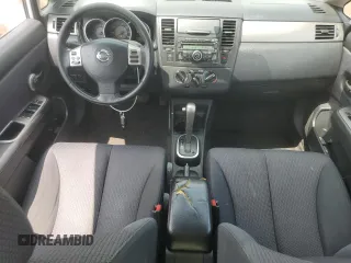2008 Nissan Versa S z VIN 3N1BC11E18L395470, wystawiony jako Copart lot #58639875 z przebiegiem 194 493 mil mil oraz Czysty tytuł • Clean title. Historia ofert i sprzedaży dostępna na DreamBid. Obrazek 8.