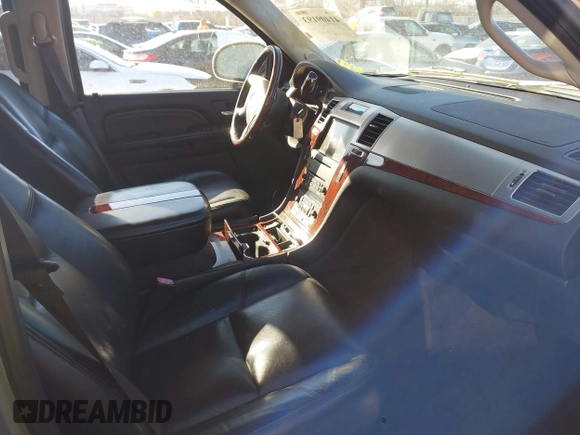 2008 Cadillac Escalade EXT z VIN 3GYFK62828G128252, wystawiony jako IAAI lot #41409193 z przebiegiem 151 328 mil mil oraz . Historia ofert i sprzedaży dostępna na DreamBid. Obrazek 5.
