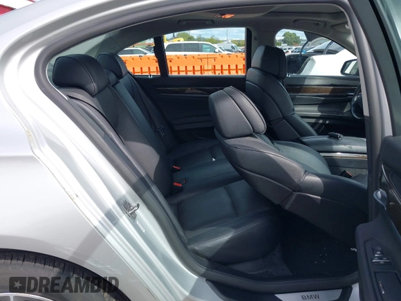 2011 BMW 7 Series 740i z VIN WBAKA4C53BC612440, wystawiony jako IAAI lot #42003297 z przebiegiem 130 655 mil mil oraz . Historia ofert i sprzedaży dostępna na DreamBid. Obrazek 8.