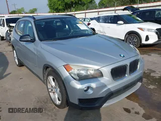 2014 BMW X1 sDrive28i z VIN WBAVM1C51EVW52544, wystawiony jako IAAI lot #41901275 z przebiegiem 117 832 mil mil oraz . Historia ofert i sprzedaży dostępna na DreamBid. Obrazek 1.