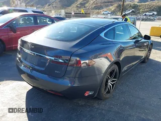 2017 Tesla Model S 100D z VIN 5YJSA1E20HF189557, wystawiony jako IAAI lot #41546084 z przebiegiem 253 218 mil mil oraz . Historia ofert i sprzedaży dostępna na DreamBid. Obrazek 4.