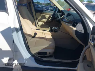2015 BMW X1 xDrive28i z VIN WBAVL1C58FVY33290, wystawiony jako IAAI lot #42240651 z przebiegiem 81 646 mil mil oraz . Historia ofert i sprzedaży dostępna na DreamBid. Obrazek 5.