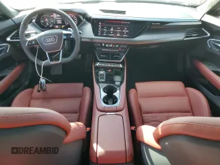 2023 Audi RS e-tron GT z VIN WAUBHBFW6P7900375, wystawiony jako Copart lot #77436303 z przebiegiem 1862 mil mil oraz . Historia ofert i sprzedaży dostępna na DreamBid. Obrazek 8.