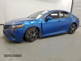 2018 Toyota Camry LE z VIN 4T1B11HK0JU080066, wystawiony jako Copart lot #56673055 z przebiegiem 253 741 mil mil oraz Czysty tytuł • Clean title. Historia ofert i sprzedaży dostępna na DreamBid. Obrazek 1.