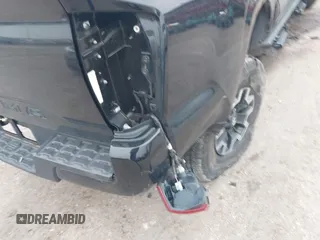 2021 Toyota Tacoma SR z VIN 5TFAX5GNXMX193978, wystawiony jako IAAI lot #41595827 z przebiegiem 43 999 mil mil oraz . Historia ofert i sprzedaży dostępna na DreamBid. Obrazek 6.
