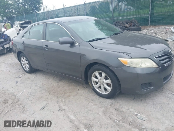 2011 Toyota Camry LE z VIN 4T4BF3EK0BR102446, wystawiony jako IAAI lot #42360776 z przebiegiem 202 324 mil mil oraz . Historia ofert i sprzedaży dostępna na DreamBid. Obrazek 1.