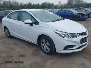 2017 Chevrolet Cruze LS z VIN 1G1BC5SM6H7173479, wystawiony jako IAAI lot #42120293 z przebiegiem 177 270 mil mil oraz . Historia ofert i sprzedaży dostępna na DreamBid. Obrazek 1.