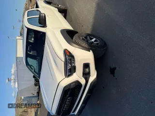 2017 Toyota Tacoma SR5 z VIN 3TMDZ5BN5HM034991, wystawiony jako Copart lot #55537765 z przebiegiem 100 731 mil mil oraz Czysty tytuł • Clean title. Historia ofert i sprzedaży dostępna na DreamBid. Obrazek 2.
