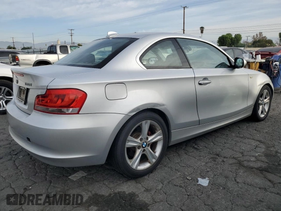 2013 BMW 1 Series 128i z VIN WBAUP9C56DVS95894, wystawiony jako Copart lot #85974744 z przebiegiem 119 033 mil mil oraz Czysty tytuł • Clean title. Historia ofert i sprzedaży dostępna na DreamBid. Obrazek 3.