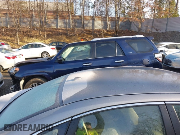 2018 Toyota 4Runner SR5 z VIN JTEBU5JR8J5596675, wystawiony jako IAAI lot #41877335 z przebiegiem Nie podano mil oraz . Historia ofert i sprzedaży dostępna na DreamBid. Obrazek 14.