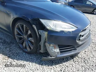2013 Tesla Model S Performance z VIN 5YJSA1DP2DFP06669, wystawiony jako IAAI lot #42161357 z przebiegiem 177 710 mil mil oraz . Historia ofert i sprzedaży dostępna na DreamBid. Obrazek 6.