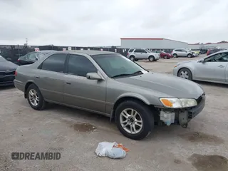 2000 Toyota Camry CE z VIN JT2BG22KXY0519768, wystawiony jako IAAI lot #42133700 z przebiegiem 164 809 mil mil oraz . Historia ofert i sprzedaży dostępna na DreamBid. Obrazek 1.
