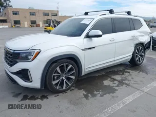 2024 Volkswagen Atlas SEL Premium R-Line z VIN 1V2FR2CA6RC547798, wystawiony jako IAAI lot #41723656 z przebiegiem 27 146 mil mil oraz . Historia ofert i sprzedaży dostępna na DreamBid. Obrazek 2.