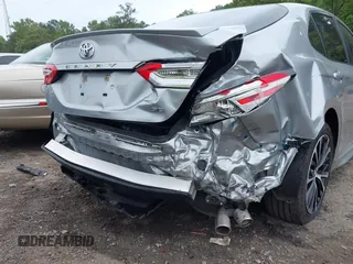 2018 Toyota Camry LE z VIN 4T1B11HK3JU129549, wystawiony jako IAAI lot #42159243 z przebiegiem 76 299 mil mil oraz . Historia ofert i sprzedaży dostępna na DreamBid. Obrazek 6.