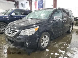 2014 Volkswagen Routan z VIN 2C4RVADG3ER135041, wystawiony jako Copart lot #86811744 z przebiegiem 156 438 mil mil oraz Szkody całkowita. Historia ofert i sprzedaży dostępna na DreamBid. Obrazek 1.