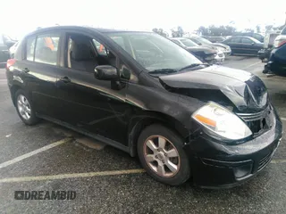 2007 Nissan Versa SL z VIN 3N1BC13E87L382677, wystawiony jako IAAI lot #36512894 z przebiegiem 144 906 mil mil oraz . Historia ofert i sprzedaży dostępna na DreamBid. Obrazek 1.