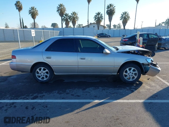 1999 Toyota Camry LE z VIN 4T1BF28K3XU931485, wystawiony jako IAAI lot #41413709 z przebiegiem 148 621 mil mil oraz . Historia ofert i sprzedaży dostępna na DreamBid. Obrazek 13.