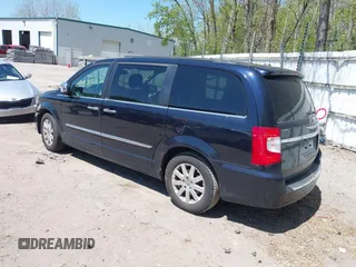 2011 Chrysler Town & Country Touring L z VIN 2A4RR8DG0BR630879, wystawiony jako IAAI lot #42217815 z przebiegiem 175 568 mil mil oraz . Historia ofert i sprzedaży dostępna na DreamBid. Obrazek 3.