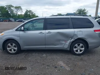 2013 Toyota Sienna LE AAS z VIN 5TDKK3DC3DS402574, wystawiony jako IAAI lot #42272047 z przebiegiem 142 938 mil mil oraz . Historia ofert i sprzedaży dostępna na DreamBid. Obrazek 14.