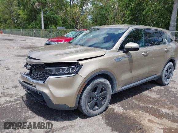 2021 Kia Sorento LX z VIN 5XYRG4LC3MG005807, wystawiony jako IAAI lot #42204914 z przebiegiem 51 628 mil mil oraz . Historia ofert i sprzedaży dostępna na DreamBid. Obrazek 6.