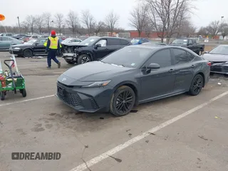 2025 Toyota Camry LE z VIN 4T1DBADK8SU009193, wystawiony jako IAAI lot #41558090 z przebiegiem 8 226 mil mil oraz . Historia ofert i sprzedaży dostępna na DreamBid. Obrazek 2.