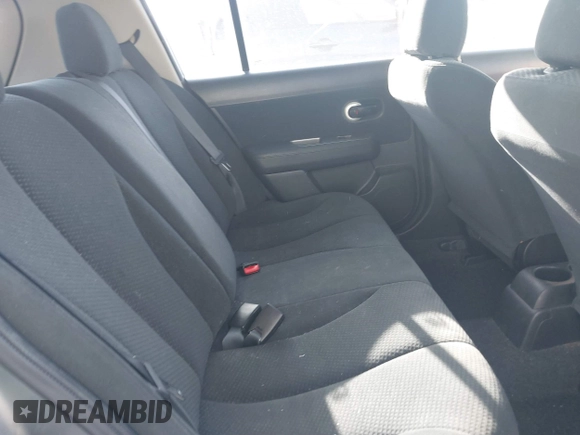 2011 Nissan Versa S z VIN 3N1BC1CP5BL517754, wystawiony jako IAAI lot #41675383 z przebiegiem 125 000 mil mil oraz . Historia ofert i sprzedaży dostępna na DreamBid. Obrazek 8.