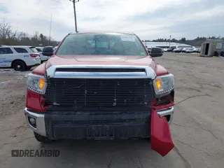 2017 Toyota Tundra SR z VIN 5TFUY5F14HX666949, wystawiony jako IAAI lot #41685402 z przebiegiem 108 628 mil mil oraz . Historia ofert i sprzedaży dostępna na DreamBid. Obrazek 12.
