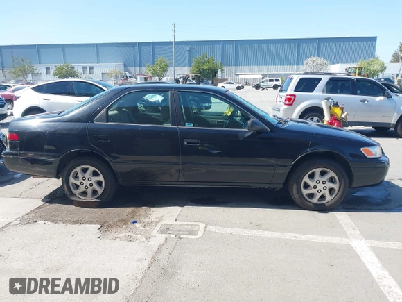 1999 Toyota Camry LE z VIN 4T1BG22K4XU574050, wystawiony jako IAAI lot #41991415 z przebiegiem 329 825 mil mil oraz . Historia ofert i sprzedaży dostępna na DreamBid. Obrazek 12.