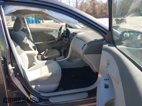 2010 Toyota Corolla z VIN 1NXBU4EE9AZ382057, wystawiony jako IAAI lot #41600793 z przebiegiem 132 540 mil mil oraz . Historia ofert i sprzedaży dostępna na DreamBid. Obrazek 5.