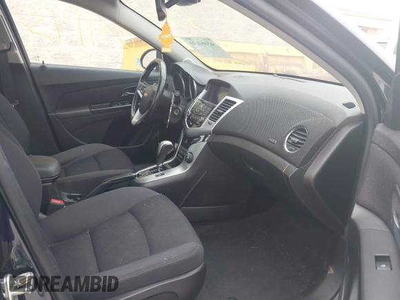 2014 Chevrolet Cruze 1LT z VIN 1G1PC5SB3E7242029, wystawiony jako IAAI lot #42404193 z przebiegiem 143 896 mil mil oraz . Historia ofert i sprzedaży dostępna na DreamBid. Obrazek 5.