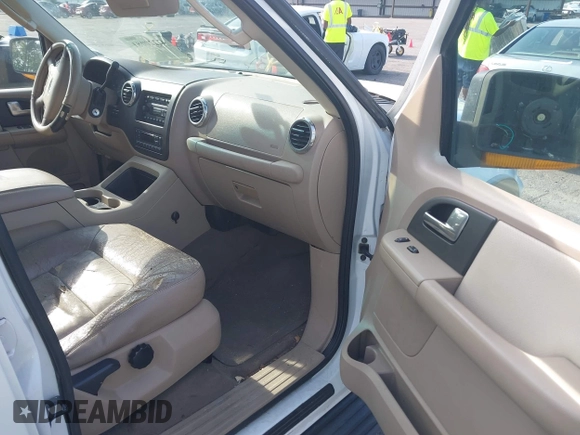 2003 Ford Expedition Eddie Bauer z VIN 1FMRU17W13LA60377, wystawiony jako IAAI lot #42220081 z przebiegiem 247 990 mil mil oraz . Historia ofert i sprzedaży dostępna na DreamBid. Obrazek 5.