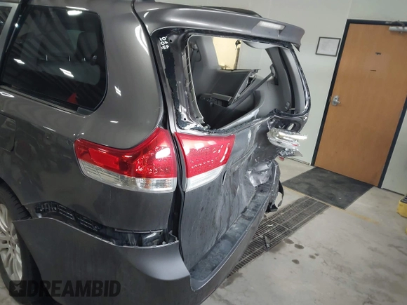 2013 Toyota Sienna XLE AAS with VIN 5TDYK3DC5DS355798, listed as a IAAI auction lot 41884055 with 135,032 mi miles. Bid and sale history available at carsss.com. Image 6.