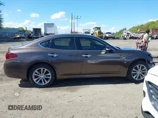 2015 Infiniti Q70 z VIN JN1BY1AR1FM560845, wystawiony jako IAAI lot #42165981 z przebiegiem 75 767 mil mil oraz . Historia ofert i sprzedaży dostępna na DreamBid. Obrazek 14.