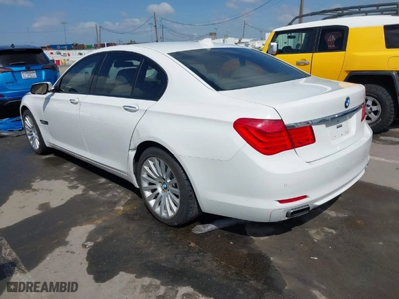 2009 BMW 7 Series 750i with VIN WBAKA83519CY33892, listed as a IAAI auction lot 41913792 with 83,184 mi miles. Bid and sale history available at carsss.com. Image 3.