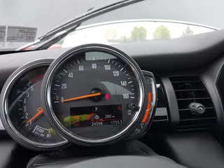 2020 MINI Hardtop Cooper S z VIN WMWXR5C00L2L44737, wystawiony jako IAAI lot #42091511 z przebiegiem 24 356 mil mil oraz . Historia ofert i sprzedaży dostępna na DreamBid. Obrazek 7.