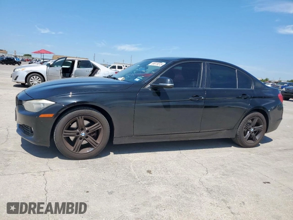 2013 BMW 3 Series 320i xDrive z VIN WBA3C3C55DF981519, wystawiony jako Copart lot #66619515 z przebiegiem 139 962 mil mil oraz Czysty tytuł • Clean title. Historia ofert i sprzedaży dostępna na DreamBid. Obrazek 1.