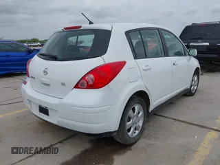 2009 Nissan Versa S z VIN 3N1BC13E19L412413, wystawiony jako IAAI lot #42129392 z przebiegiem 124 150 mil mil oraz . Historia ofert i sprzedaży dostępna na DreamBid. Obrazek 4.
