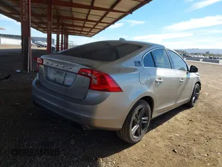 2015 Volvo S60 T5 Drive-E Premier z VIN YV140MFB3F1311727, wystawiony jako IAAI lot #41657590 z przebiegiem 117 794 mil mil oraz . Historia ofert i sprzedaży dostępna na DreamBid. Obrazek 4.
