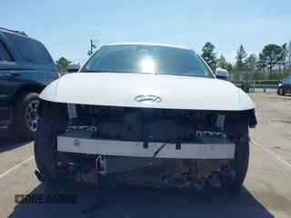 2024 Hyundai Ioniq 5 SE z VIN KM8KM4DE8RU300381, wystawiony jako IAAI lot #41907767 z przebiegiem 17 452 mil mil oraz . Historia ofert i sprzedaży dostępna na DreamBid. Obrazek 12.