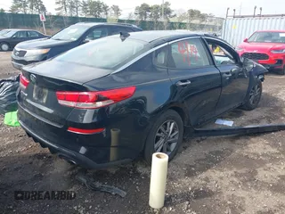 2020 Kia Optima LX z VIN 5XXGT4L31LG418136, wystawiony jako IAAI lot #42048290 z przebiegiem 62 810 mil mil oraz . Historia ofert i sprzedaży dostępna na DreamBid. Obrazek 4.