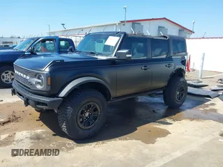 2024 Ford Bronco Badlands z VIN 1FMEE9BP8RLA95212, wystawiony jako IAAI lot #42030643 z przebiegiem 4 689 mil mil oraz . Historia ofert i sprzedaży dostępna na DreamBid. Obrazek 19.
