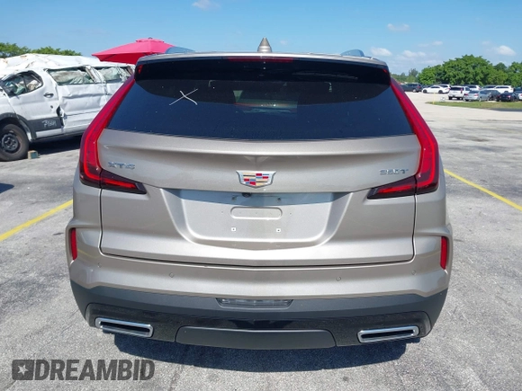 2025 Cadillac XT4 FWD Premium Luxury z VIN 1GYFZCR41SF152998, wystawiony jako IAAI lot #42318061 z przebiegiem 9521 mil mil oraz . Historia ofert i sprzedaży dostępna na DreamBid. Obrazek 16.
