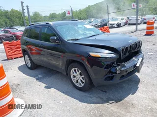 2014 Jeep Cherokee Latitude z VIN 1C4PJMCB0EW172484, wystawiony jako IAAI lot #42308711 z przebiegiem 239 043 mil mil oraz . Historia ofert i sprzedaży dostępna na DreamBid. Obrazek 1.