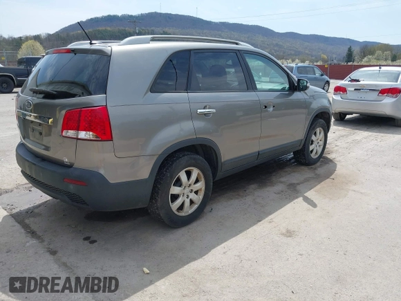 2011 Kia Sorento LX with VIN 5XYKT4A1XBG063246, listed as a IAAI auction lot 42019664 with 264,937 mi miles. Bid and sale history available at carsss.com. Image 4.