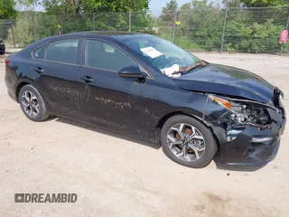2019 Kia Forte LXS z VIN 3KPF24AD9KE099585, wystawiony jako IAAI lot #42443360 z przebiegiem 96 052 mil mil oraz . Historia ofert i sprzedaży dostępna na DreamBid. Obrazek 1.