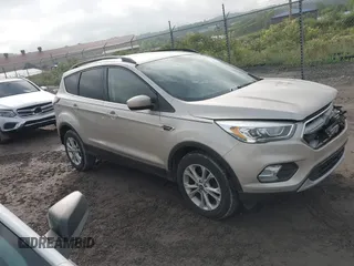 2017 Ford Escape SE z VIN 1FMCU9G91HUD06408, wystawiony jako IAAI lot #42376995 z przebiegiem 103 684 mil mil oraz . Historia ofert i sprzedaży dostępna na DreamBid. Obrazek 1.