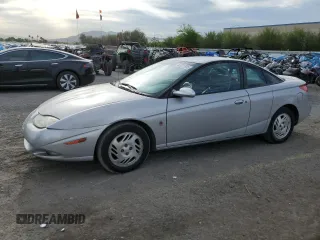 2001 Saturn SC z VIN 1G8ZY14701Z255767, wystawiony jako Copart lot #53727985 z przebiegiem 137 776 mil mil oraz Szkody całkowita. Historia ofert i sprzedaży dostępna na DreamBid. Obrazek 1.