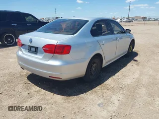 2014 Volkswagen Jetta S z VIN 3VW2K7AJ9EM290131, wystawiony jako IAAI lot #42306644 z przebiegiem 94 013 mil mil oraz . Historia ofert i sprzedaży dostępna na DreamBid. Obrazek 4.